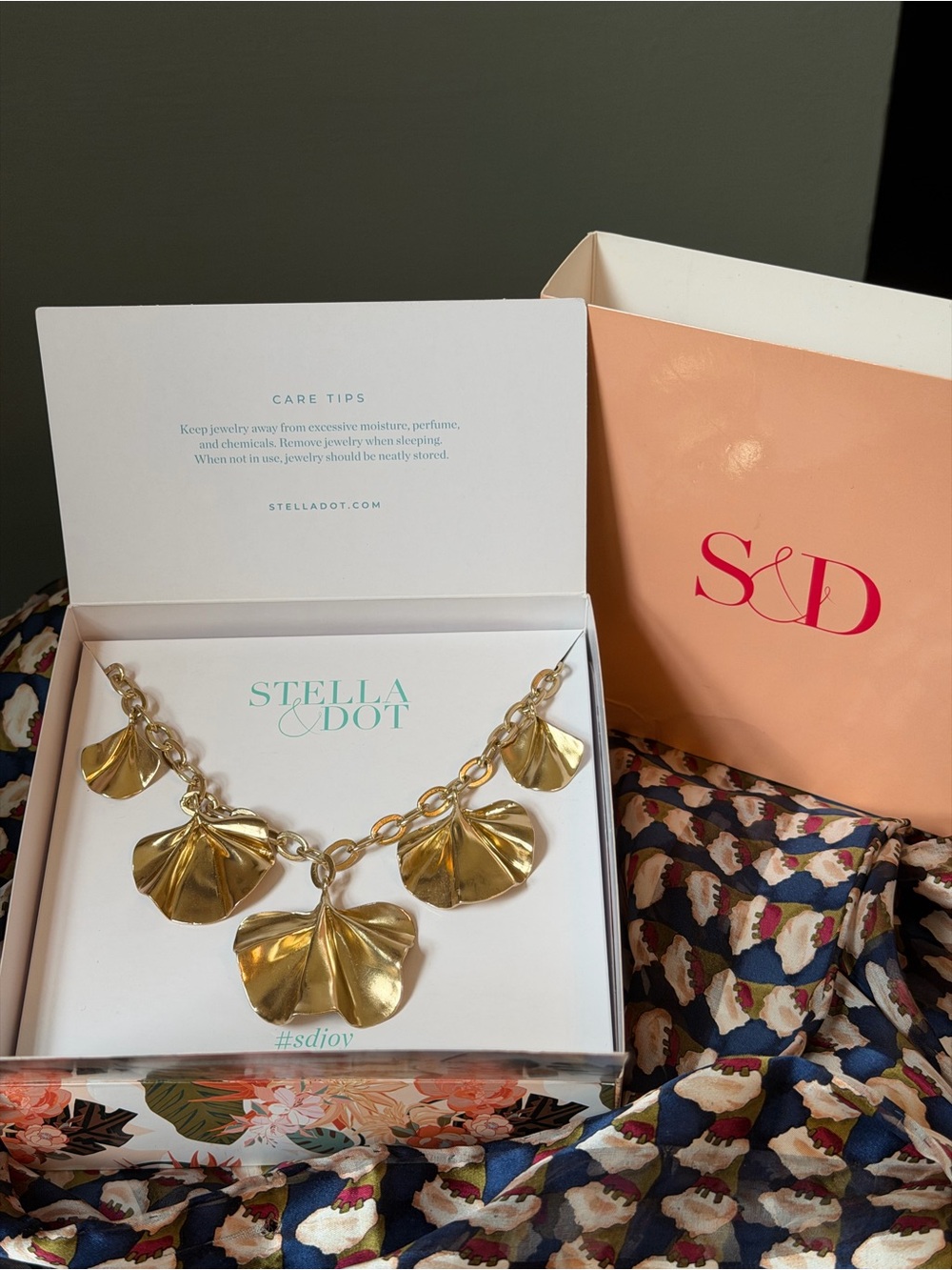 Stella & Dot NWT Gold Tone Sculptural Ginkgo Leaf Statement Necklace Boxed - Picture 2 of 3